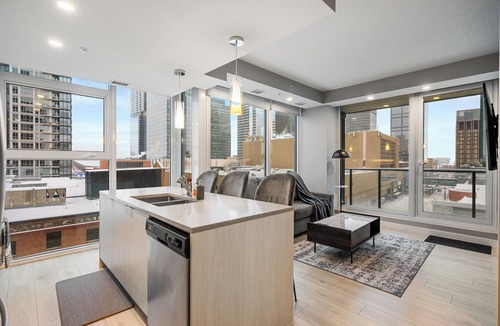 Downtown Edmonton Apartment | Luxury Escape, Sleeps 6, Ice District, Parking, AC