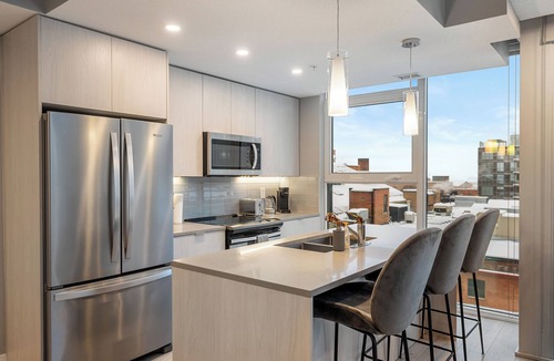 Downtown Edmonton Apartment | Luxury Escape, Sleeps 6, Ice District, Parking, AC