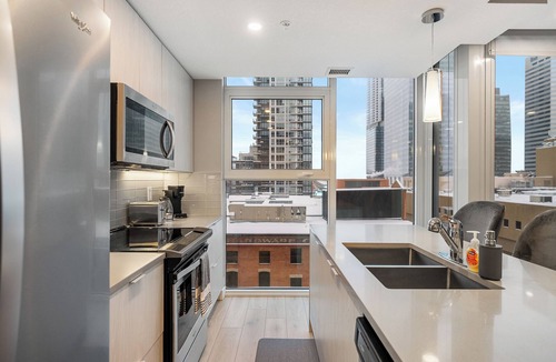 Downtown Edmonton Apartment | Luxury Escape, Sleeps 6, Ice District, Parking, AC