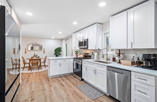 Richmond Heights House | Luxury Escape|Sleeps 8|Game Room|Highland Heights