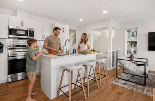 Southeast Edmonton House | Luxury Family Retreat w/Games, King Bed & Garage