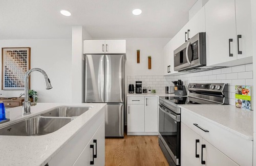 Southeast Edmonton House | Luxury Family Retreat w/Games, King Bed & Garage