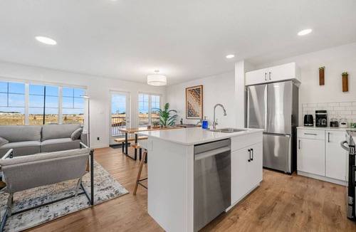 Southeast Edmonton House | Luxury Family Retreat w/Games, King Bed & Garage