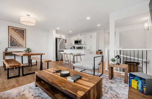 Southeast Edmonton House | Luxury Family Retreat w/Games, King Bed & Garage