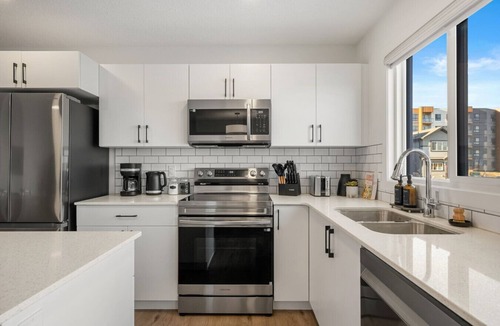 Southeast Edmonton House | Luxury Family Retreat w/Games, King Bed & Garage