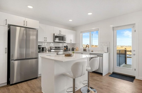 Southeast Edmonton House | Luxury Family Retreat w/Games, King Bed & Garage