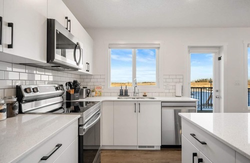Southeast Edmonton House | Luxury Family Retreat w/Games, King Bed & Garage