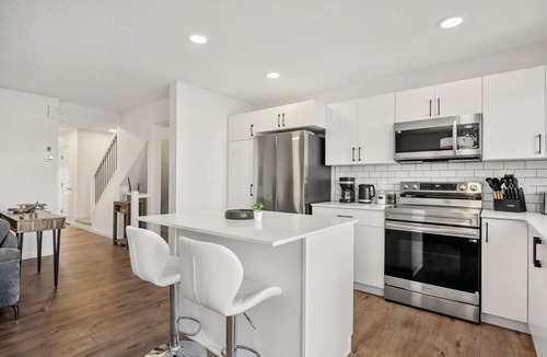 Southeast Edmonton House | Luxury Family Retreat w/Games, King Bed & Garage