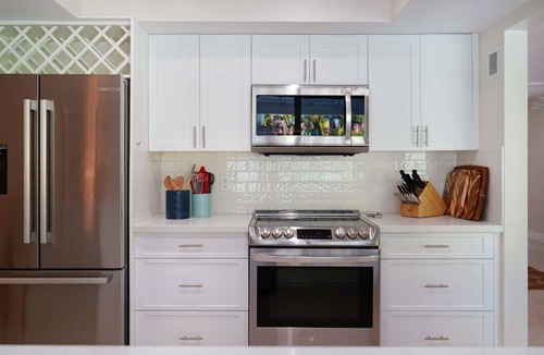 North Palm Beach House | Luxury Home | Heated Salt Pool Walk to BEACH! BBQ, EV, Fast WIFI Golf Simulator