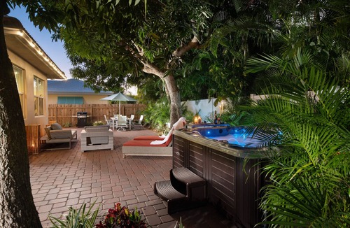 Juno Beach House | Luxury Home - Jacuzzi! Mini-Golf! Ping-Pong! Pets! 2 Desks! Yoga! Beach Gear!