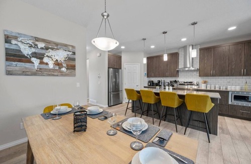 Calgary Villa | Luxury Home Mins to Airport | King Bed | 3BR