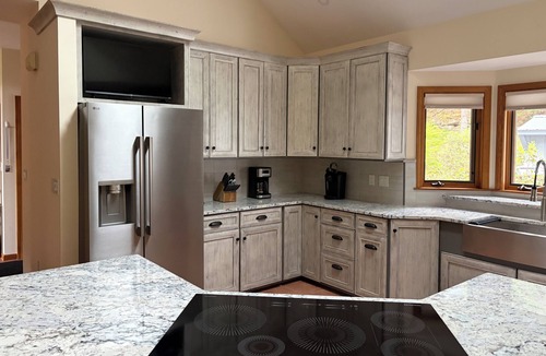 Lincoln House | Luxury Home On Loon Spectacular Mtn Views, walk to ski lodge, Pool/Spa included