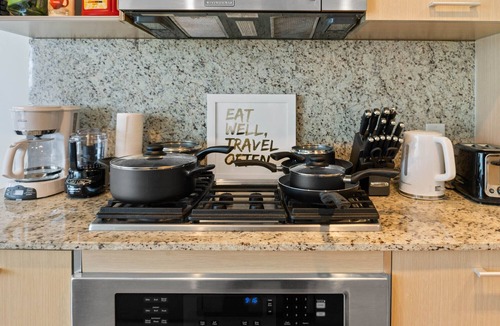 Southwest Edmonton Condo | ★Luxury King Bed Suite Century Park Ntfl,UGprk★