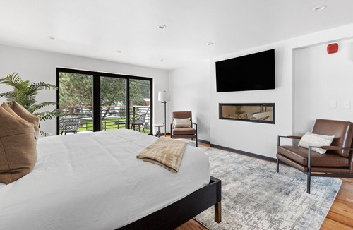 Hill City Apartment | Luxury King Studio Downtown Main Street