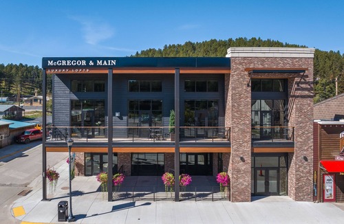 Hill City Apartment | Luxury King Studio Downtown Main Street