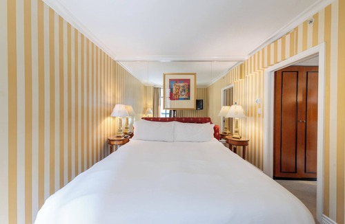 Central Hotel | Luxury King Suite at Le Soleil Vancouver Sleeps 4