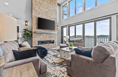 Colchester Villa | Luxury Lakefront 4BR w/Beach