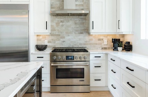 McKinley House | Luxury Lakeview Getaway | Hot Tub, Chef's Kitchen, Walk to Beach