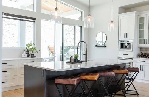 McKinley House | Luxury Lakeview Getaway | Hot Tub, Chef's Kitchen, Walk to Beach