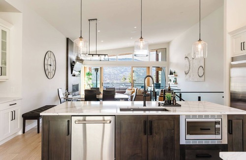 McKinley House | Luxury Lakeview Getaway | Hot Tub, Chef's Kitchen, Walk to Beach