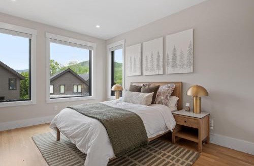 Lincoln House | Luxury Lodge Ski-InSki-Out Hot Tub Sleeps 14