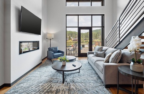 Hill City Apartment | Luxury Loft 4 Overlook Main Street