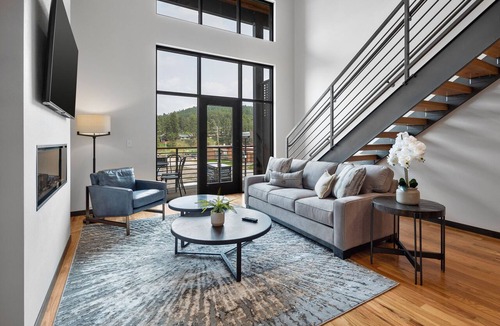 Hill City Apartment | Luxury Loft 4 Overlook Main Street