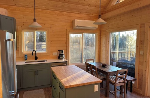 Division No. 11 Cabin | Luxury Log Cabin - Quiet Forest Retreat, Sleeps 6