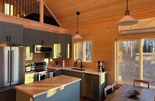 Division No. 11 Cabin | Luxury Log Cabin - Quiet Forest Retreat, Sleeps 6