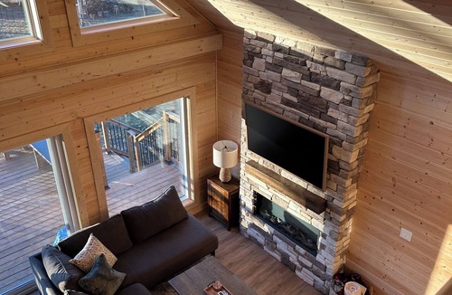 Division No. 11 Cabin | Luxury Log Cabin - Quiet Forest Retreat, Sleeps 6