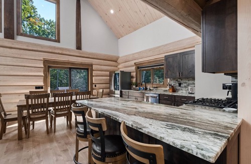 Bartlett Cabin | Luxury Log Cabin w/arcade game room, close to Storyland & hiking