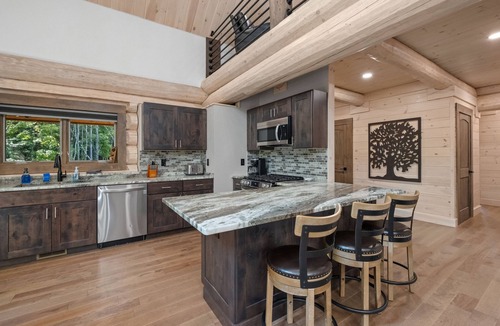 Bartlett Cabin | Luxury Log Cabin w/arcade game room, close to Storyland & hiking