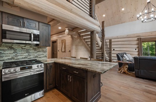 Bartlett Cabin | Luxury Log Cabin w/arcade game room, close to Storyland & hiking