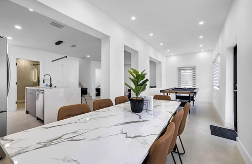 Liberty City House | Luxury Miami Villa w/Pool, Jacuzzi, BBQ & Pickleball Court