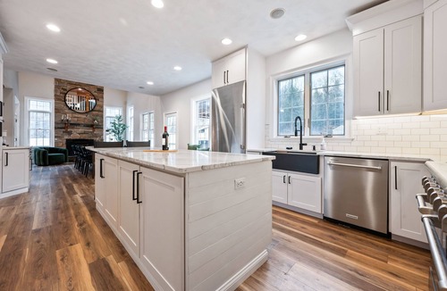Bartlett House | Luxury Modern 2 King Suites- Hot Tub Ski-Sleeps 12