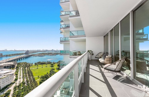 Town Square Apartment | LUXURY MODERN APARTMENT WITH INCREDIBLE VIEWS