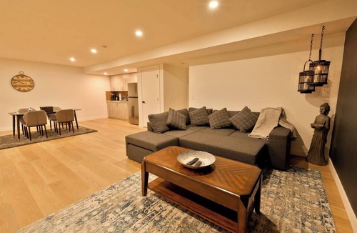 Airdrie House | Luxury Pond View Home | Sleeps 11 | Near Calgary Airport & Banff