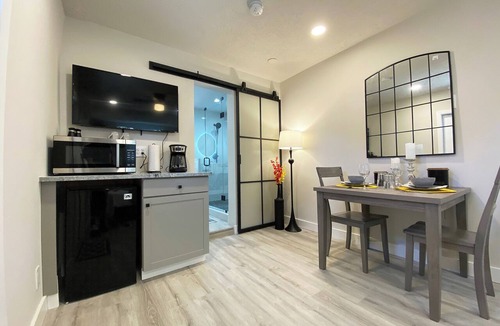 Palm Beach Gardens Apartment | Luxury, Private Suite in cool Palm Beach Gardens with WiFi, AC