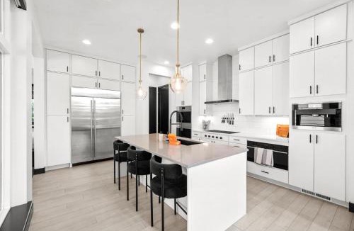 Aurora House | Luxury Retreat in Aurora CO