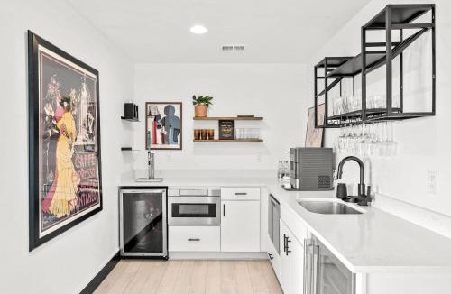 Aurora House | Luxury Retreat in Aurora CO