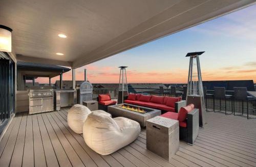 Aurora House | Luxury Retreat in Aurora CO