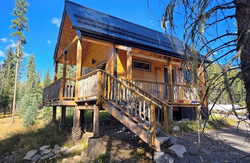 Nordegg Cabin | Luxury Stargazer Cottage - Joby Chungo