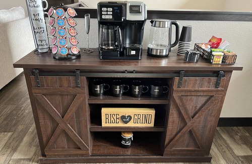 Rapid Valley House | Luxury Stay w/Movie Room, Coffee Bar, 2 King Suites, Firepit — Black Hills View