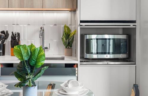 D Street - West Broadway Apartment | Luxury Studio Next to Broadway fkn0