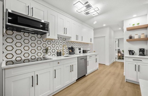 Shaganappi House | Luxury Suite on Shaganappi | Sleeps 4 | Private