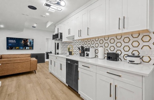 Shaganappi House | Luxury Suite on Shaganappi | Sleeps 4 | Private