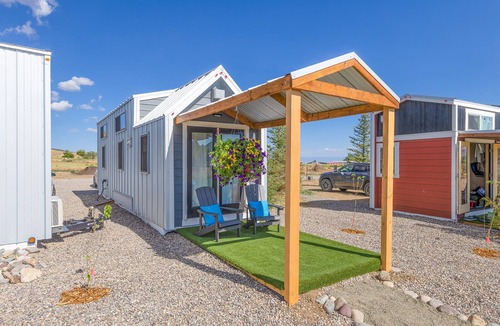 Montrose Cabin | Luxury Tiny Home/2 Queen beds, 1 twin bed/Smart TV/Hot Tub Access/Fire Pit/11 mi to Airport