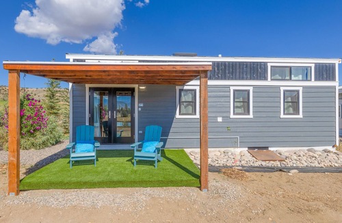 Montrose Cabin | Luxury Tiny Home/Base Camp to Ouray, Telluride/3 Queen beds/Washer & Dryer/Smart TV/Hot Tub Access/Patio w/Mountain Views/Fire Pit/11 mi to Airport