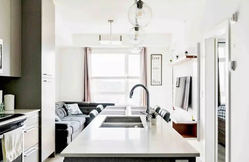 Calgary Condo | Luxury Top Floor💎FREE Parking💎PS4💎10min to Airport