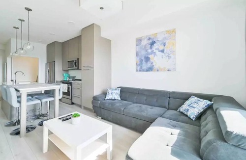 Calgary Condo | Luxury Top Floor💎FREE Parking💎PS4💎10min to Airport